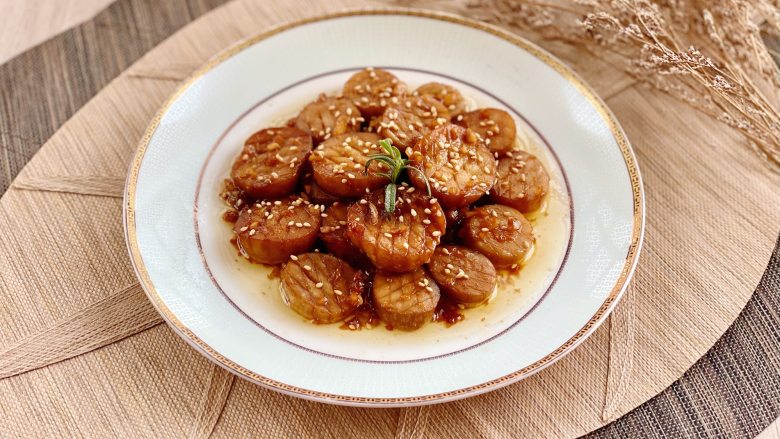 蒜香黄油杏鲍菇,鲜美弹嫩,比肉还好吃!,装盘,撒上白芝麻,用迷迭香点缀,完成!
