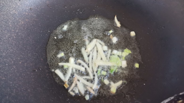 冬瓜瘦肉汤,锅烧油下入姜丝和葱白,炒出香味