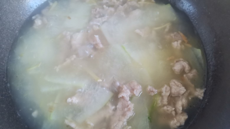 冬瓜瘦肉汤,水开后下入肉片,然后把肉片搅散
