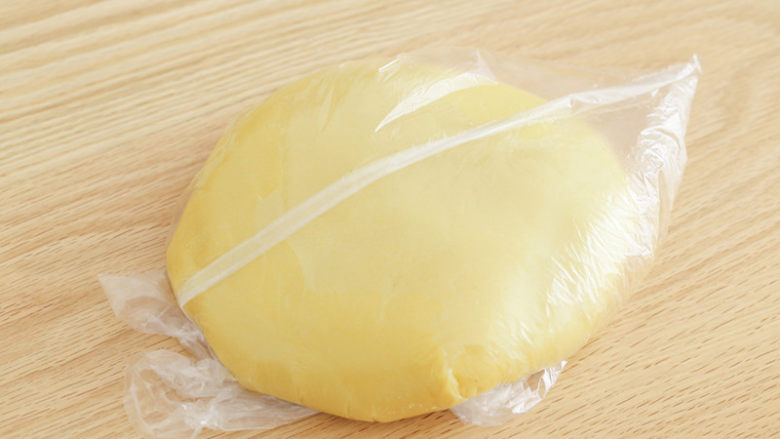 广式小月饼,筛入<a style='color:red;display:inline-block;' href='/shicai/ 548'>低筋面粉</a>,用切拌的方式混合均匀,用保鲜袋装好,室温松弛2小时