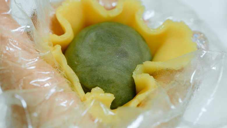 广式小月饼,饼皮按扁,包入馅料后用虎口小心把饼皮往上腿