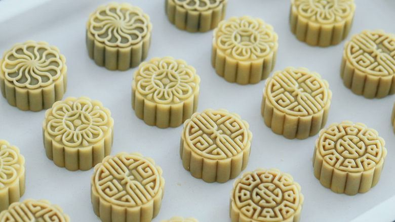 广式小月饼,放入预热好的烤箱200度烤5分钟定型,拿出来刷上一层薄薄的<a style='color:red;display:inline-block;' href='/shicai/ 15'>蛋黄</a>水后继续送入烤箱中层200度烤12分钟