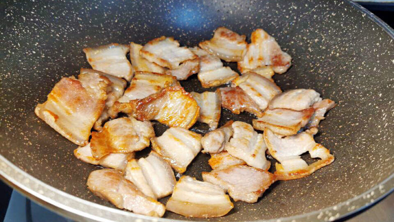 油皮五花肉,煸至五花肉出油,两面呈金黄色