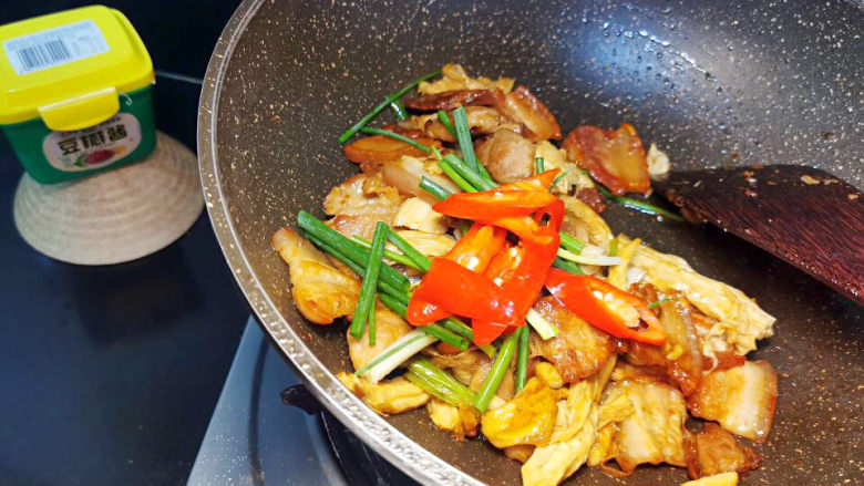 油皮五花肉,拌炒均匀入味(汤汁不宜过多,能巴住食材即可,过多水分,不够干香)
