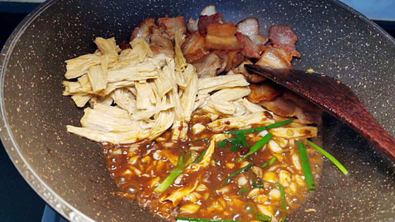 油皮五花肉,一勺水,煮开酱料