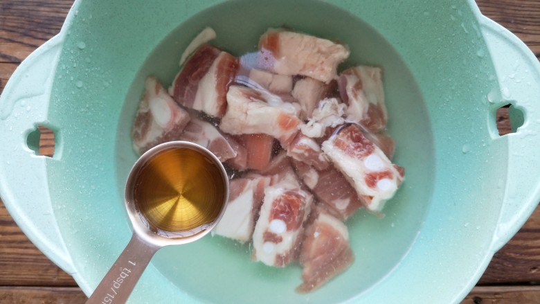 蒜香炸排骨,把排骨洗净,然后再水里加入1勺料酒,将排骨浸泡15分钟。