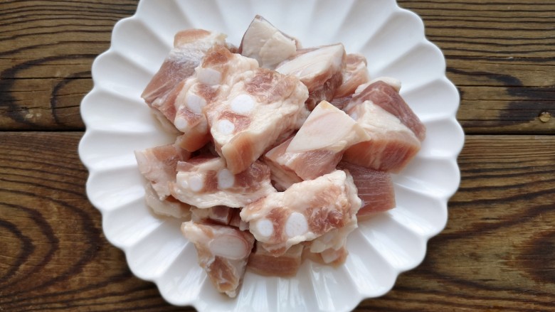 蒜香炸排骨,浸泡后冲洗干净血水,沥干水分备用。