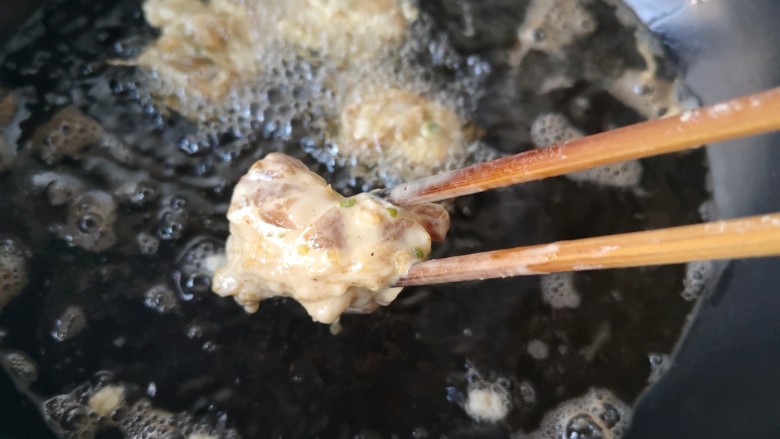 蒜香炸排骨,锅中宽油,烧至5-6成热,(用筷子放入油中筷子周围起密集的小泡泡)将裹了粉糊的排