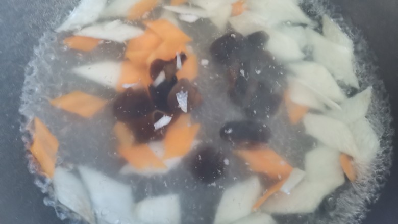 素炒山药,锅中烧水加入适量的盐,水开下入山药,木耳,胡萝卜焯水至断生