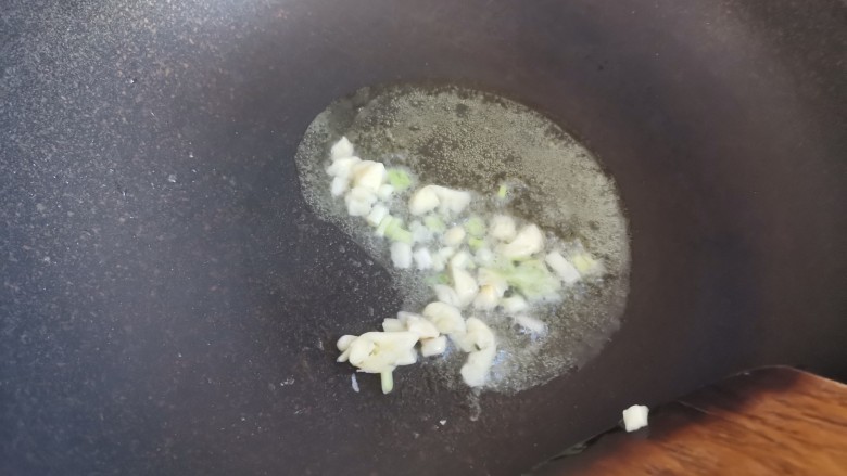 素炒山药,起锅烧油,下入葱蒜爆香