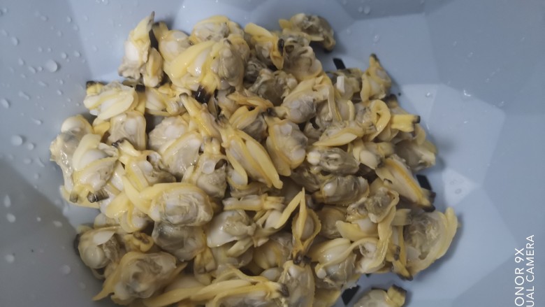 蛤蜊水饺,把花蛤肉剥出来,清洗干净
