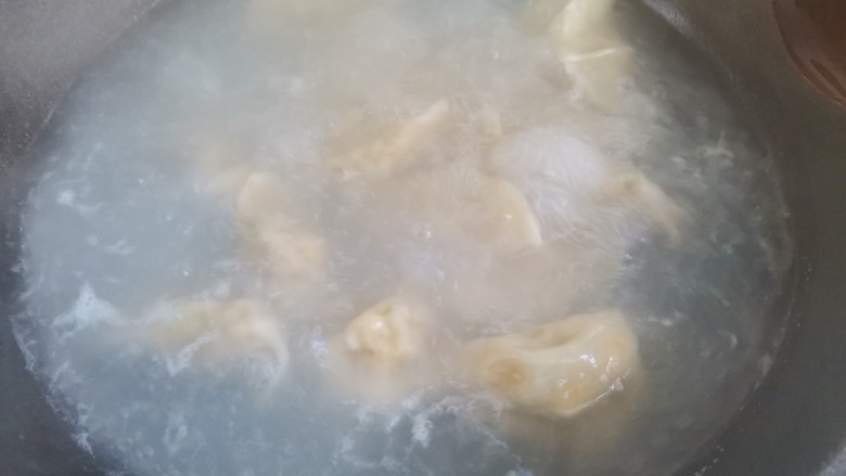 蛤蜊水饺,水开下入,饺子煮至浮起,再煮1到2分钟,捞出