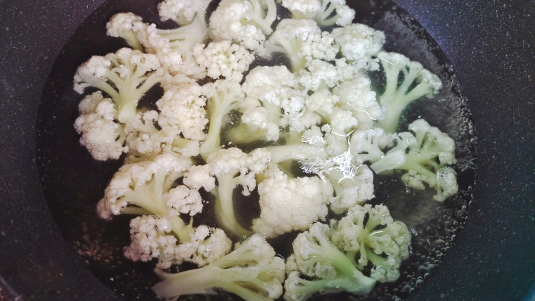 椒盐花菜,锅内煮适量清水,水开后下花菜煮至断生