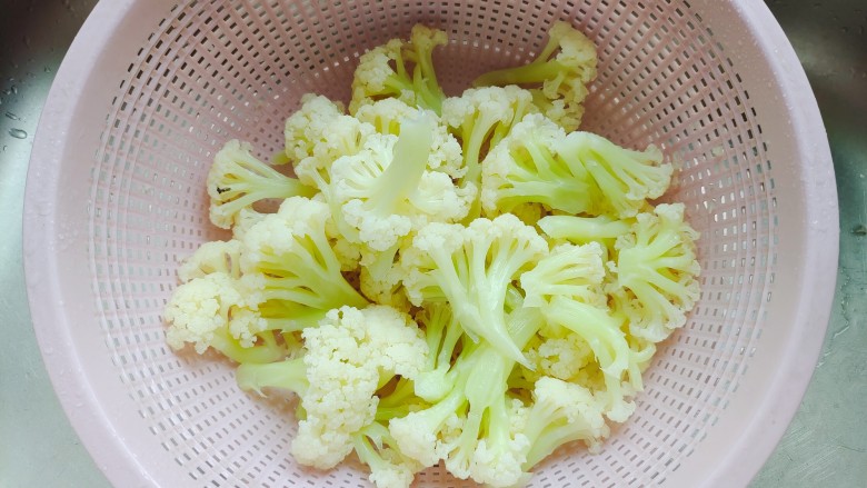 椒盐花菜,捞出煮好的花菜,控干水分
