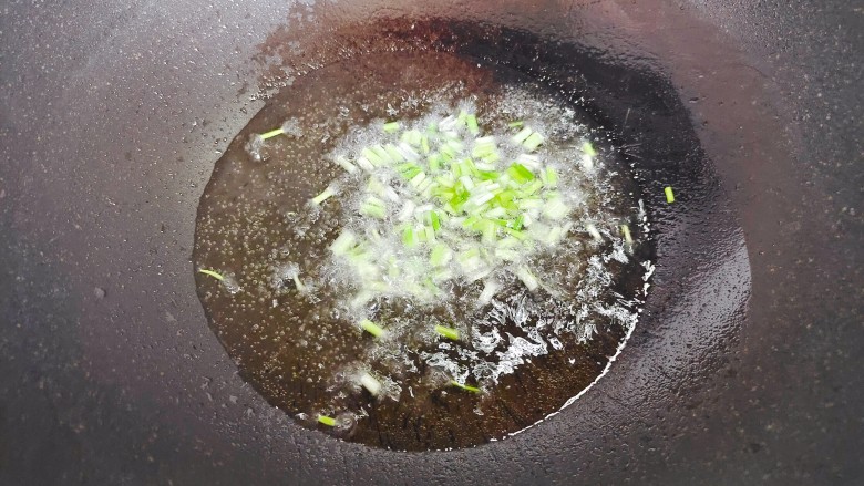 椒盐花菜,起油锅,油热后下葱白,炒香