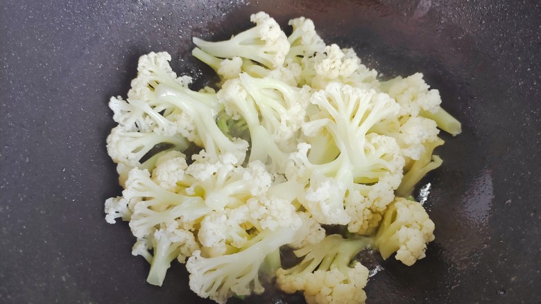 椒盐花菜,加入花菜,翻炒30秒