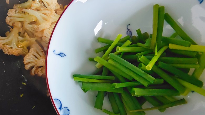 椒盐花菜,加入葱青,继续翻炒30秒