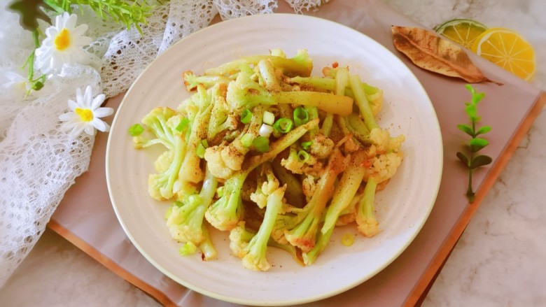 椒盐花菜,上桌即食，椒香四溢。