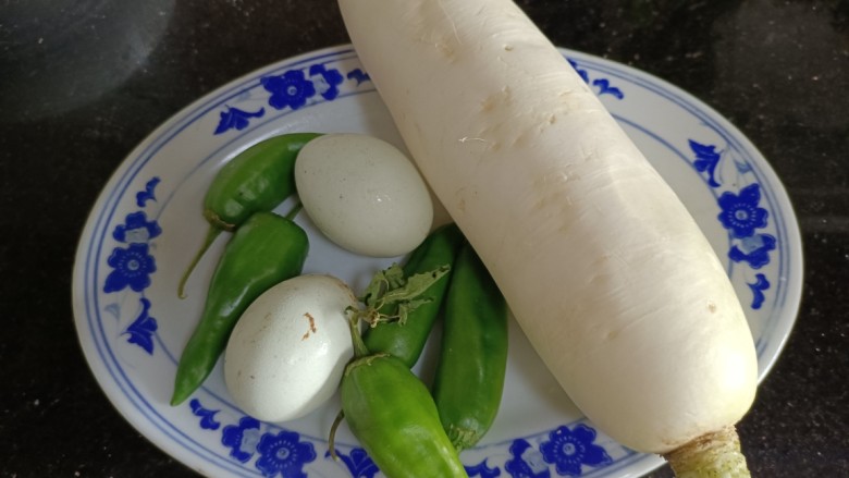 白萝卜炒鸡蛋,备好食材