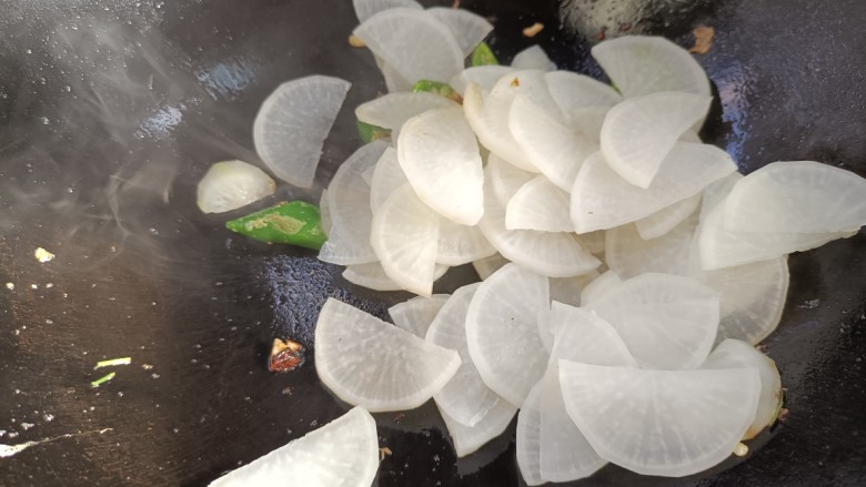 白萝卜炒鸡蛋,倒入萝卜,翻炒均匀