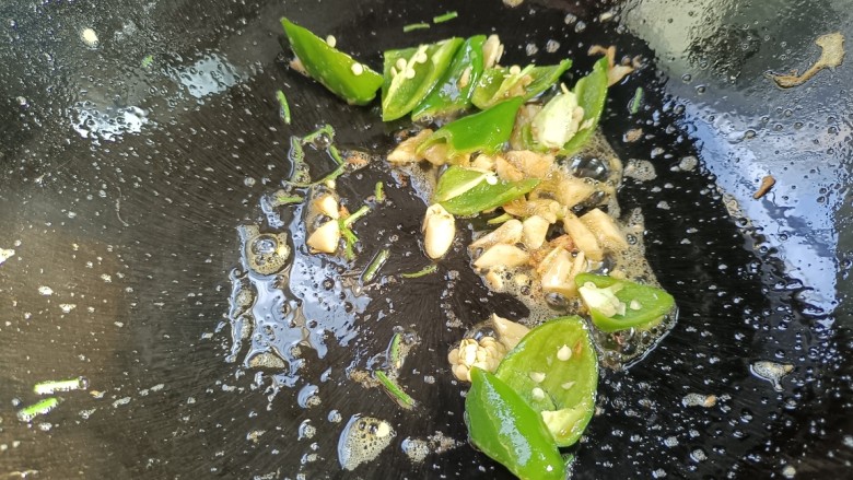 白萝卜炒鸡蛋,放入辣椒,小葱,炸出香味。
