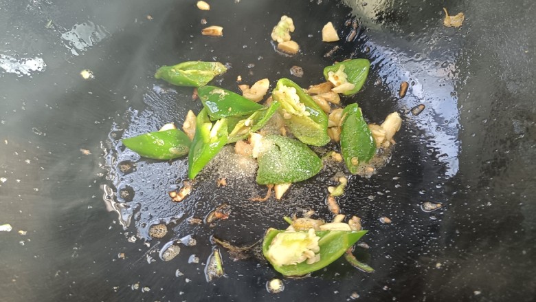 白萝卜炒鸡蛋,放入食盐,炒香