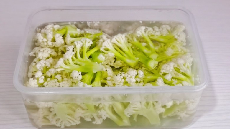 椒盐花菜,放盐水中泡8分钟,捞出沥干水分。