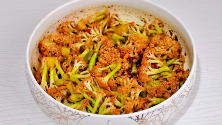 椒盐花菜,盖上盖子上一下用力摇,没朵花菜上均匀裹上调味料。
