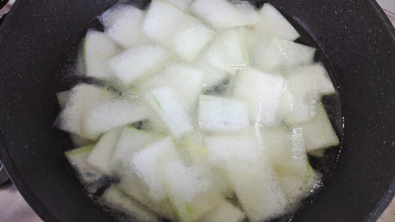冬瓜瘦肉汤,加适量清水,大火烧开