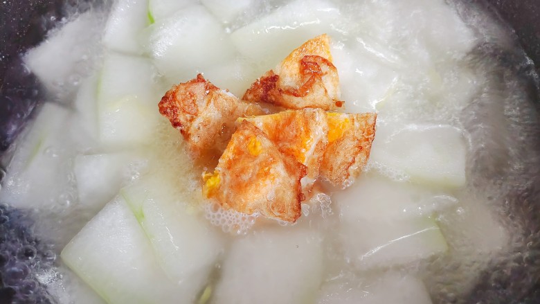 冬瓜瘦肉汤,加入荷包蛋,转中小火煮五分钟