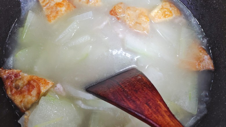 冬瓜瘦肉汤,用锅铲搅散肉片,继续煮五分钟