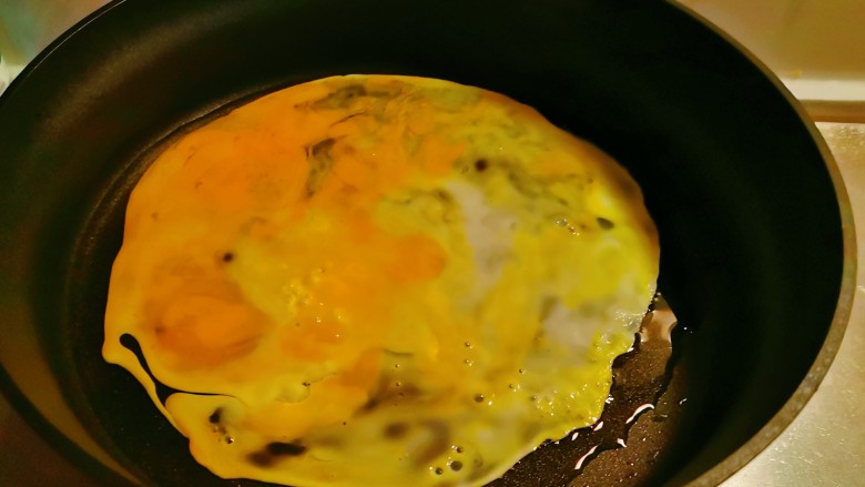 白萝卜炒鸡蛋,起油锅放入食用油,油热后放入鸡蛋液。