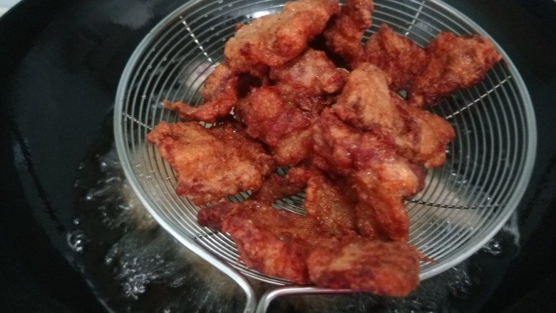 油皮五花肉,在炸第二遍更酥脆一些,直接夹大饼吃很香。