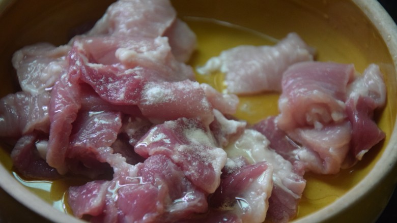 冬瓜瘦肉汤,加入小苏打和花生油,抓匀腌制十五分钟