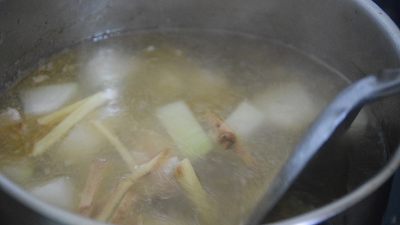 冬瓜瘦肉汤,倒入肉片,再次煮开
