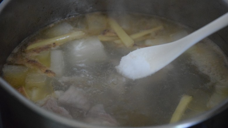 冬瓜瘦肉汤,关火,加入盐搅拌均匀即可