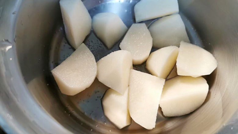 蒜香炸排骨,白地瓜去皮切块,用盐巴腌一下,就可以去掉苦水。也是当成一种杀菌