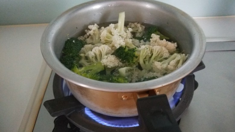 椒盐花菜,锅中放入适量水烧热,倒入二花。