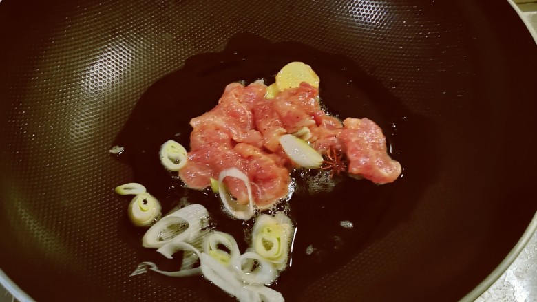 冬瓜瘦肉汤,起油锅放入食用油,油热后放入<a style='color:red;display:inline-block;' href='/shicai/ 695'>八角</a>、葱姜片炒出香味,放入瘦肉片。