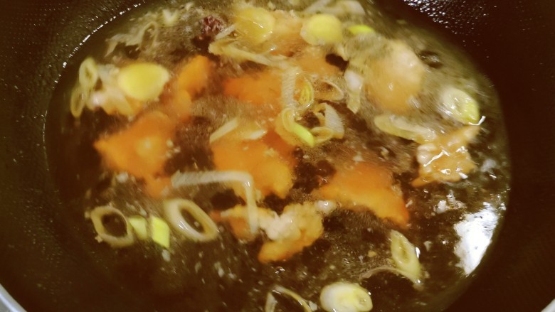 冬瓜瘦肉汤,倒入适量清水,烧开。
