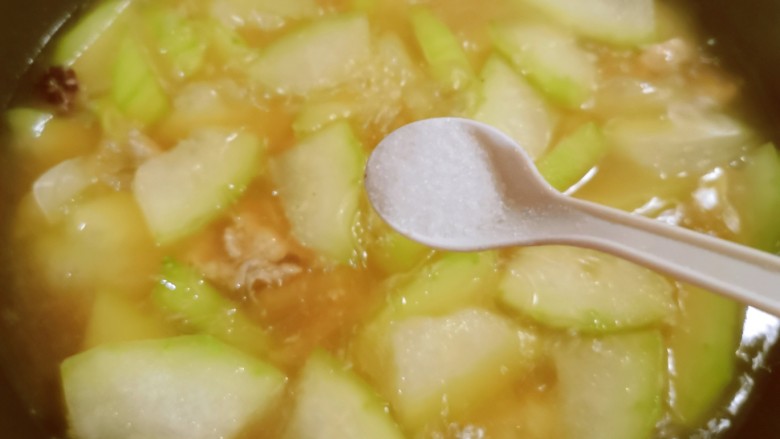 冬瓜瘦肉汤,粉丝煮至成熟,按自己口味添加盐。