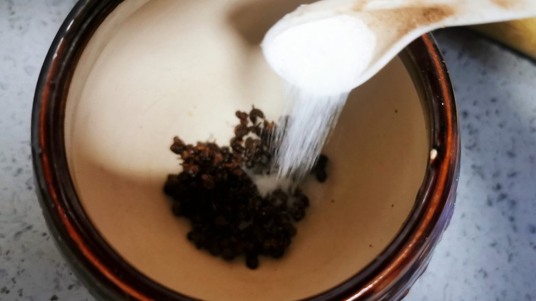 椒盐花菜,放入捣盅,加入盐