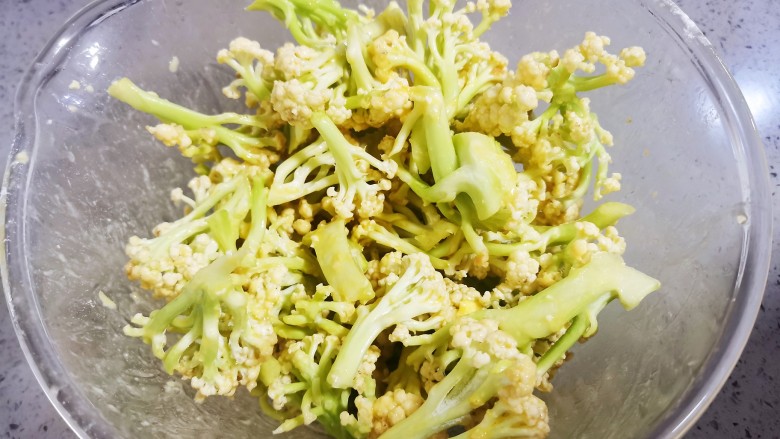 椒盐花菜,抓拌均匀,均匀的裹在花菜表面