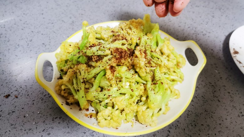 椒盐花菜,撒上椒盐,搅拌均匀即可食用