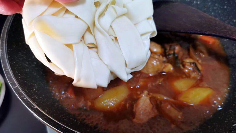 大盘鸡拌面,土豆与鸡肉熟透时,下入皮带面