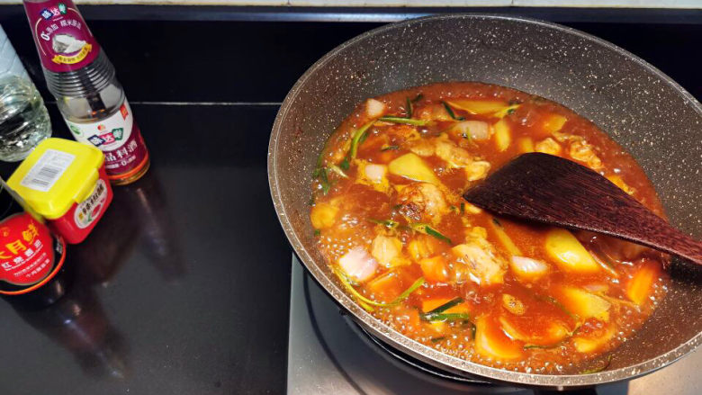 大盘鸡拌面,加入清水,大火煮开
