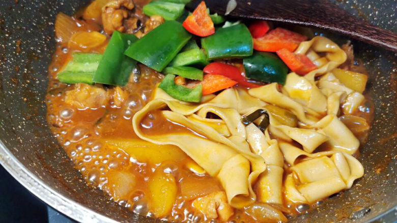 大盘鸡拌面,加入青,红椒,翻炒入味即可。