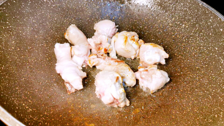 大盘鸡拌面,慢慢煎香 。一下锅的鸡肉,不要急着翻动,以免破皮