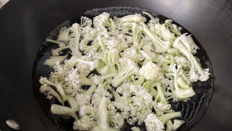 椒盐花菜,锅里放开水,焯水2分钟左右