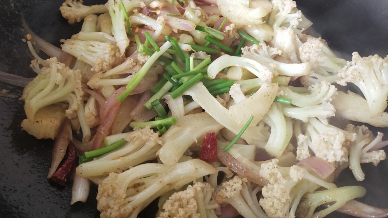 椒盐花菜,放入葱段,撒点孜然粉